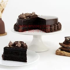 Crunchy Choco Chips Egg Less Round Shape Cake For Any Occasion,Party & Events Celebration